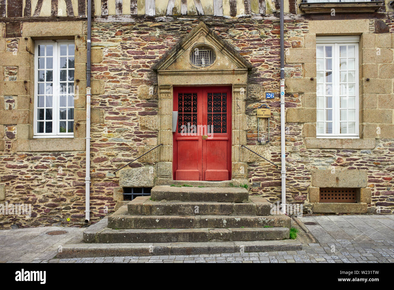 Une porte et les étapes menant à Rennes, capitale de Bretagne, France Banque D'Images