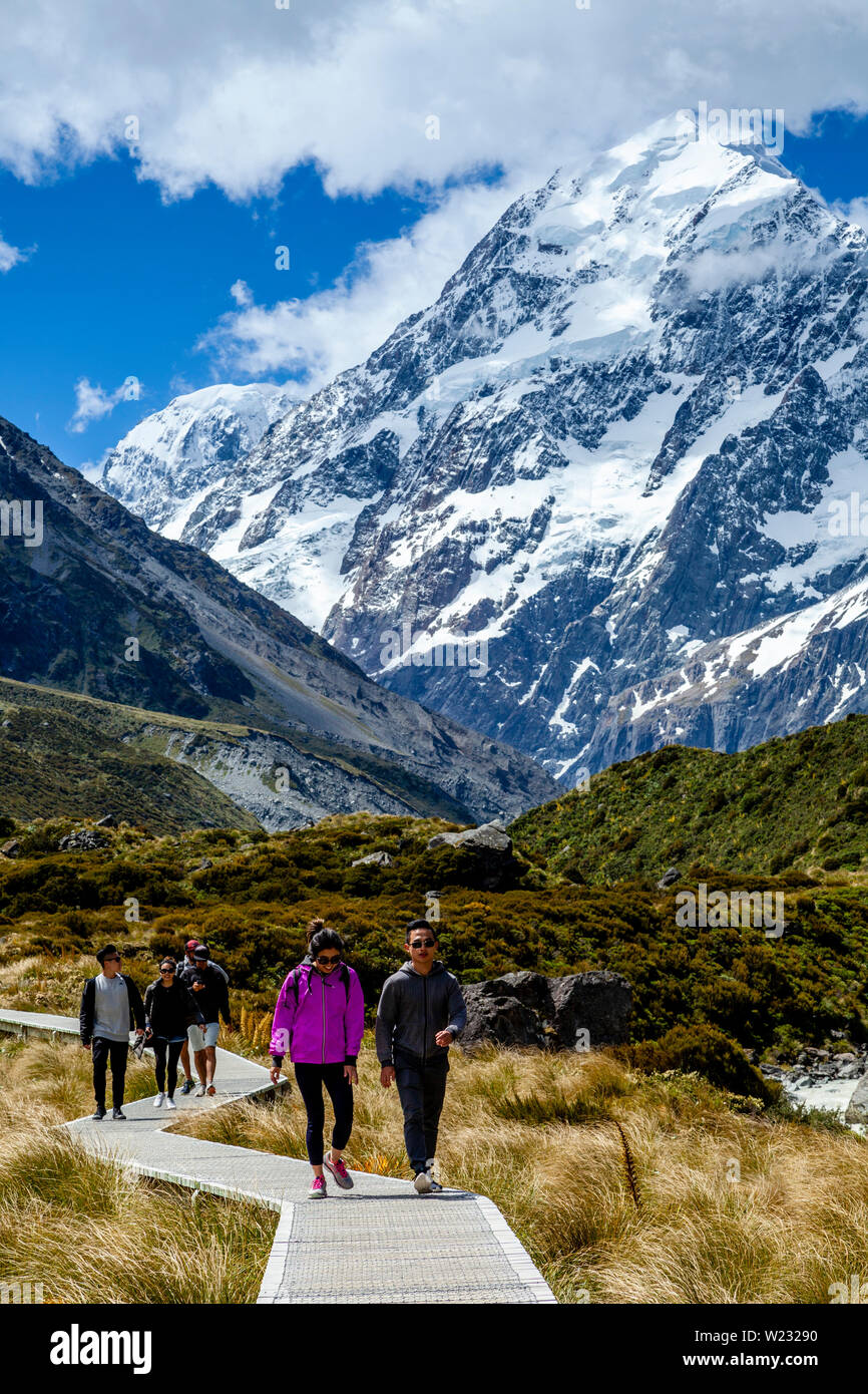 Les promeneurs sur la Hooker Valley Track, l'Aoraki/Mont Cook National Park, South Island, New Zealand Banque D'Images