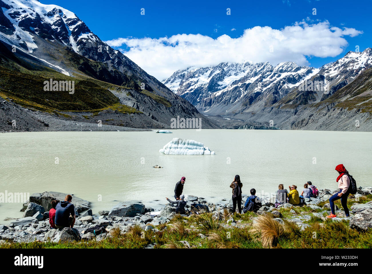 Visiteurs à Hooker Lake à la fin de la piste, Vallée Hooker Aoraki/Mont Cook National Park, South Island, New Zealand Banque D'Images