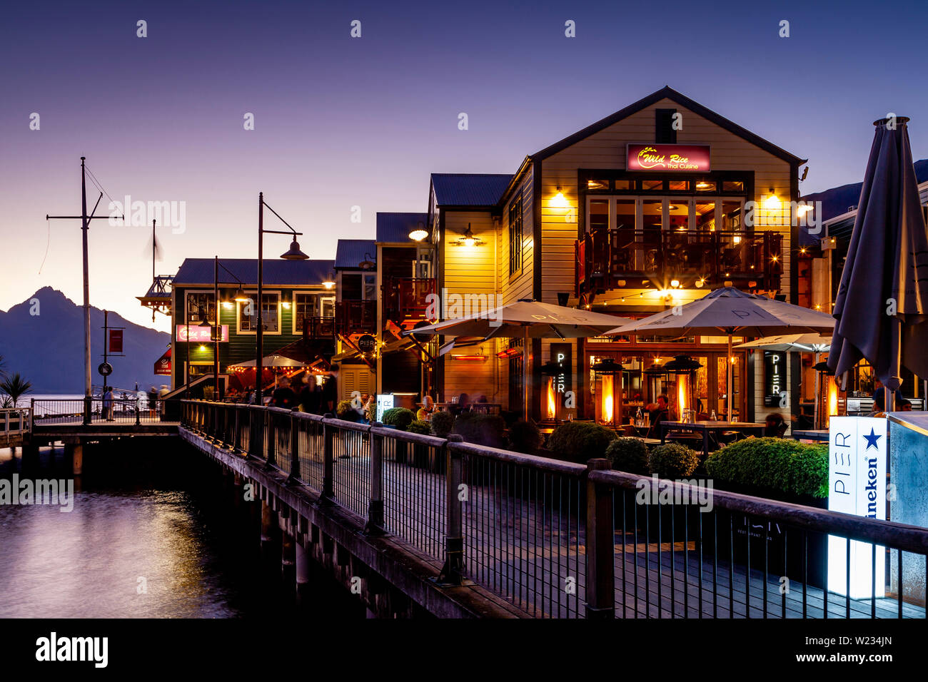 Steamer Wharf au crépuscule, Queenstown, Otago, île du Sud, Nouvelle-Zélande Banque D'Images