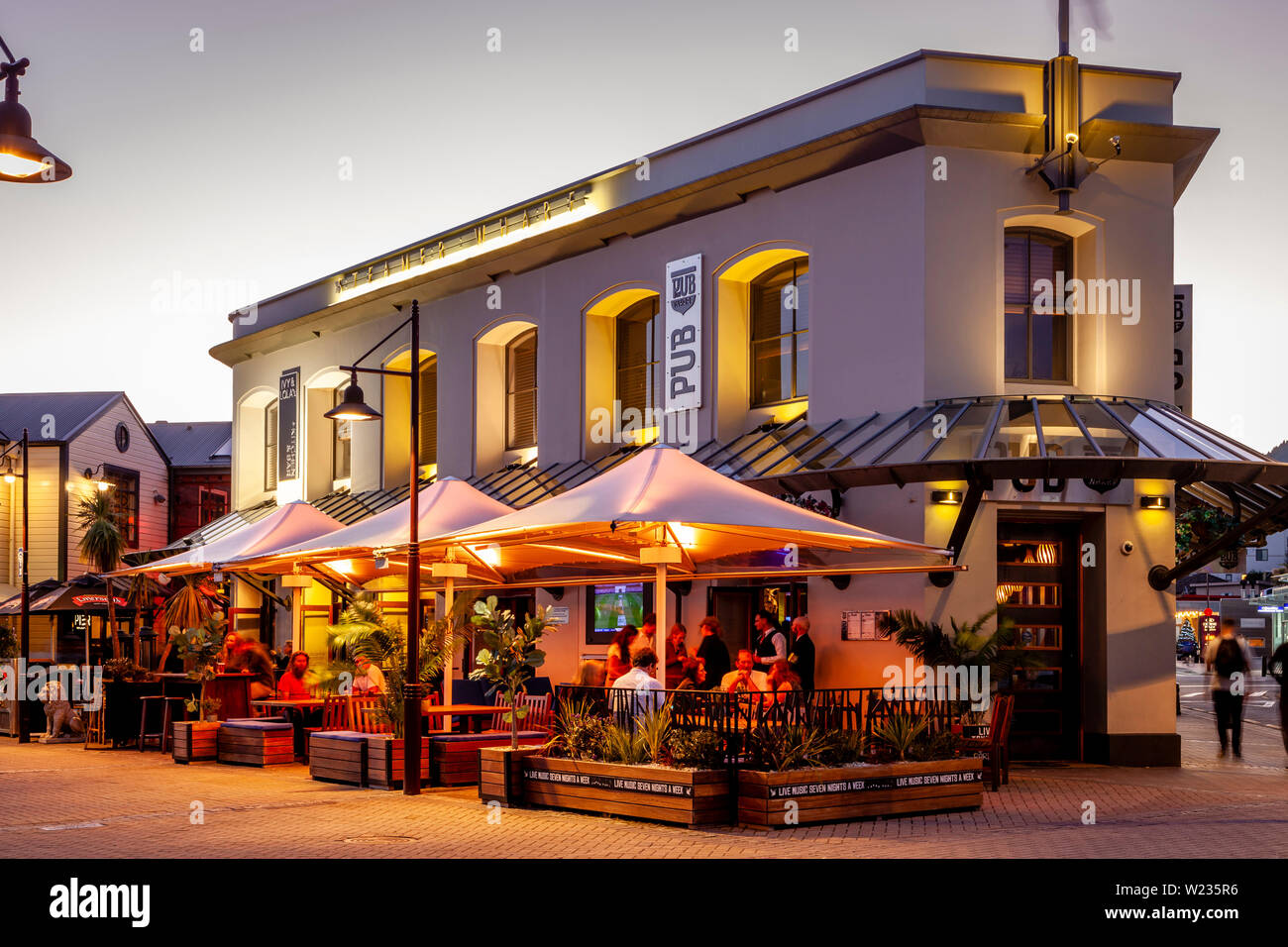 Un traditionnel pub Kiwi, Steamer Wharf, Queenstown, Otago, île du Sud, Nouvelle-Zélande Banque D'Images