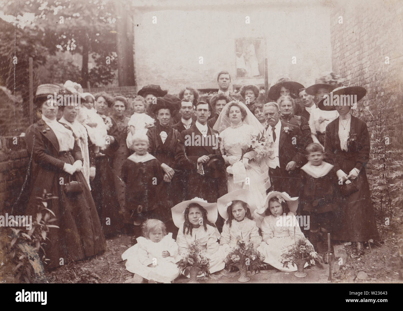 Edwardian Photographie d'une grande partie de mariage à Camberwell, Londres en 1902. Identifiés comme épouse Gertrude Julia Scott. Groom identifiés comme Claud Coombe. Banque D'Images