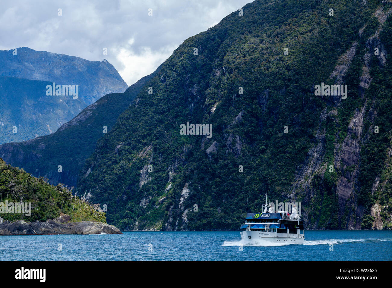 Un bateau de croisière à Milford Sound, Fiordland National Park, South Island, New Zealand Banque D'Images