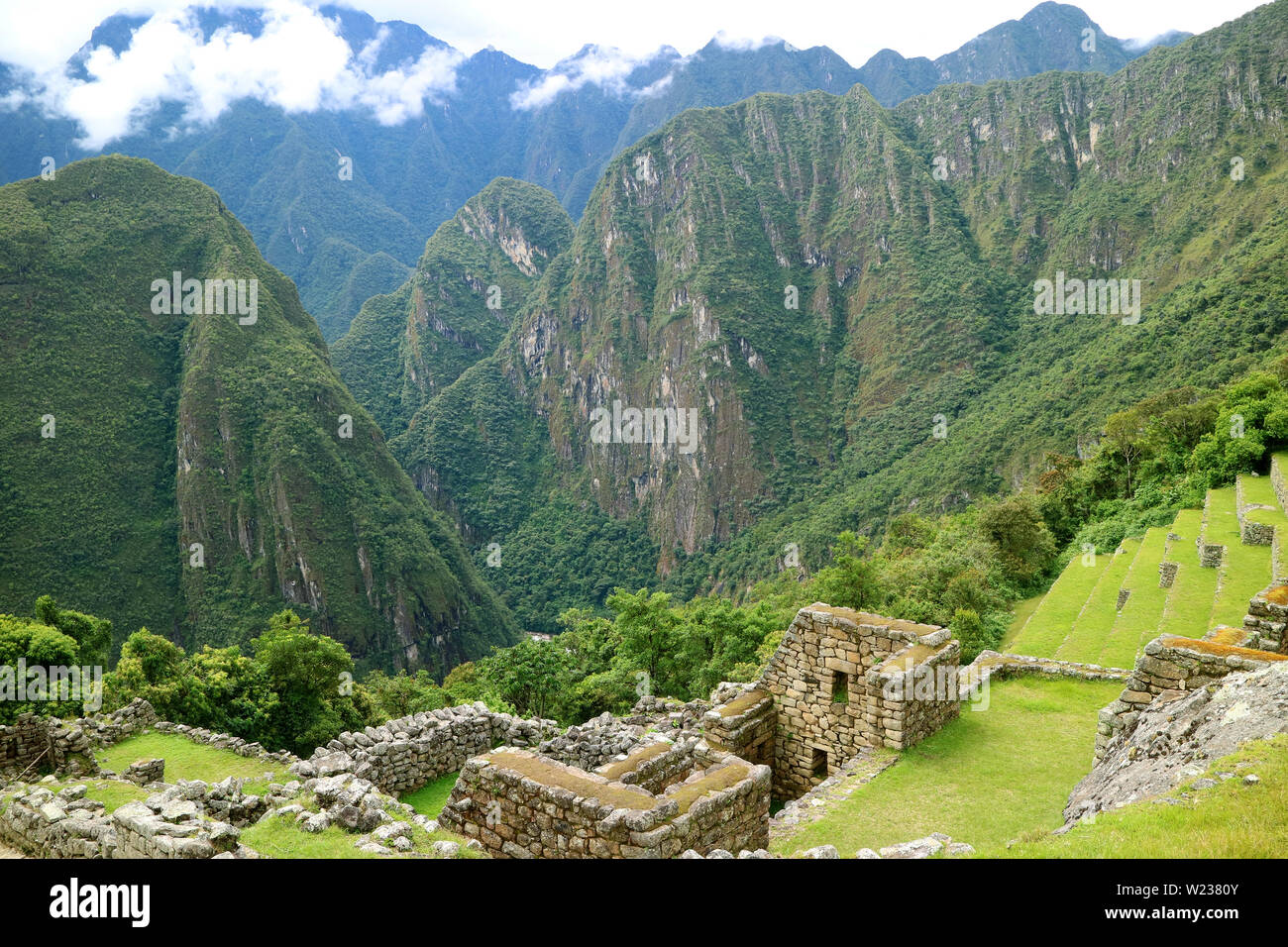 Les restes des anciennes structures et terrasses agricoles sur la pente de la montagne Machu Picchu citadelle Inca, Cusco, Pérou Région Banque D'Images