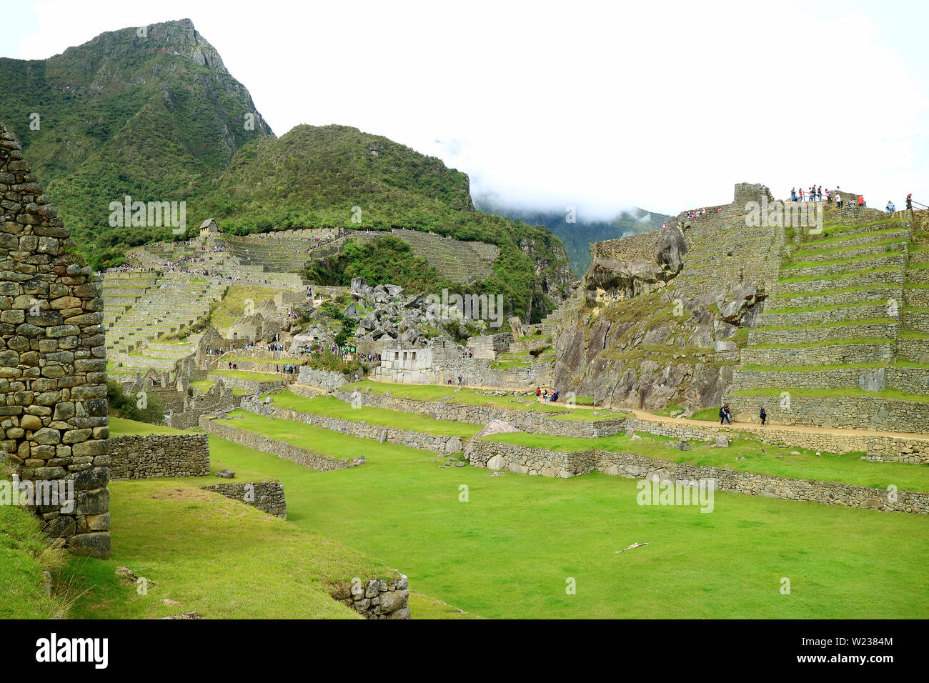 Les visiteurs d'explorer l'intérieur de la Demeure citadelle Inca de Machu Picchu, Cusco, Pérou, Amérique du Sud Banque D'Images