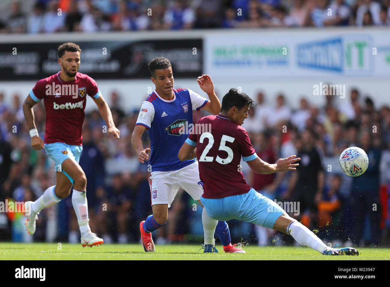 Tristan Nydam d'Ipswich Town cherche à obtenir après Fabian Balbuena de West Ham United - Ipswich Town v West Ham United, amical d'avant saison, Portman Road, Ipswich - 28 juillet 2018. Banque D'Images