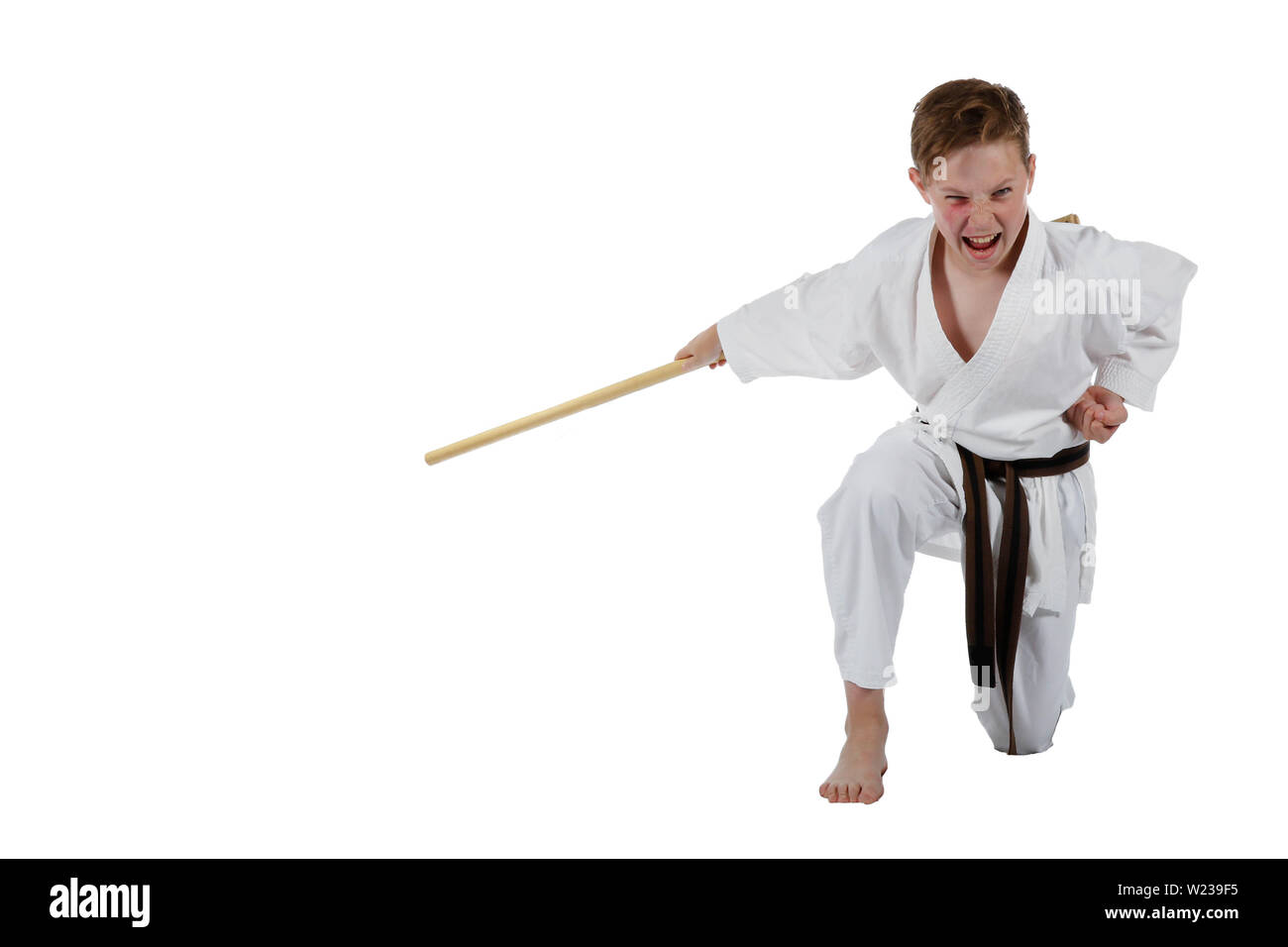 Young caucasian boy portant un uniforme de judo à l'aide d'un bo Banque D'Images