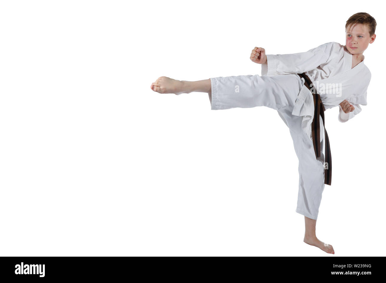 Young caucasian boy portant un uniforme de karaté faisant un crochet kick  Photo Stock - Alamy