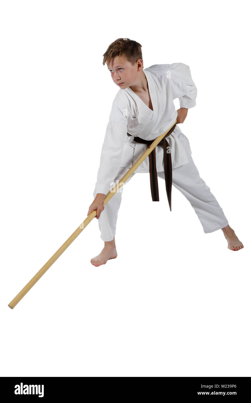 Young caucasian boy portant un uniforme de judo à l'aide d'un bo Banque D'Images