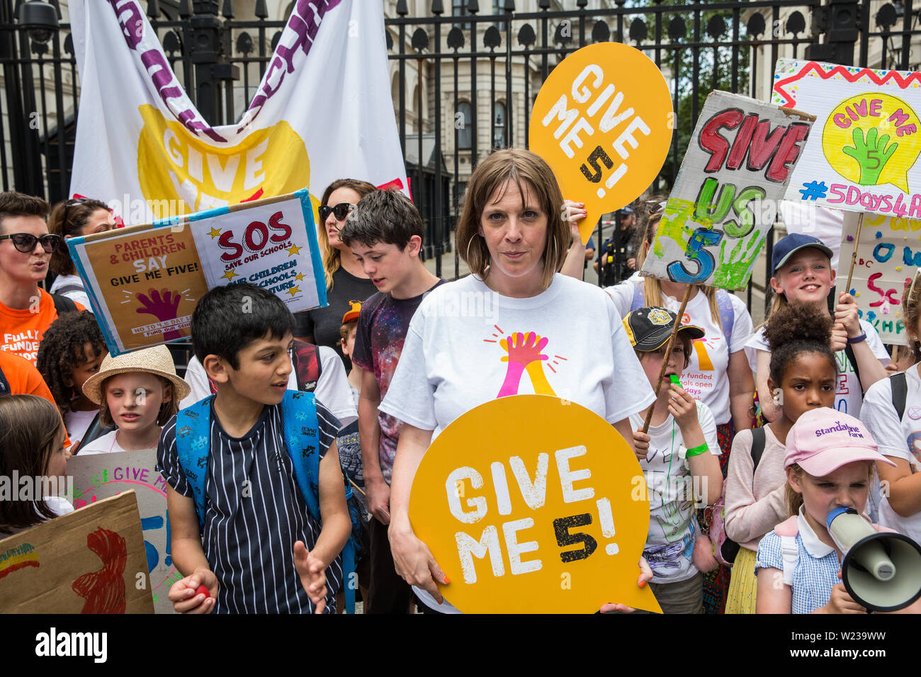 Londres, Royaume-Uni. 5 juillet, 2019. Jess Phillips, député travailliste de Birmingham Yardley, rejoint des centaines de parents et enfants à une manifestation organisée par Save nos écoles en dehors de Downing Street contre des écoles sont obligées de fermer plus tôt le vendredi en raison de compressions budgétaires et de mettre en évidence la responsabilité du gouvernement de s'occuper et éduquer les enfants du pays le vendredi après-midi. Son fils Danny's school va fermer tôt le vendredi en raison de la réduction du financement à partir de septembre. Credit : Mark Kerrison/Alamy Live News Banque D'Images