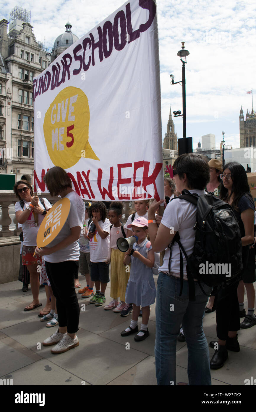 Les enfants de l'école, les parents et les enseignants de la place du Parlement Mars à Downing Street, Westminster pour protester contre les coupes dans le financement de l'école # Giveme5 Banque D'Images