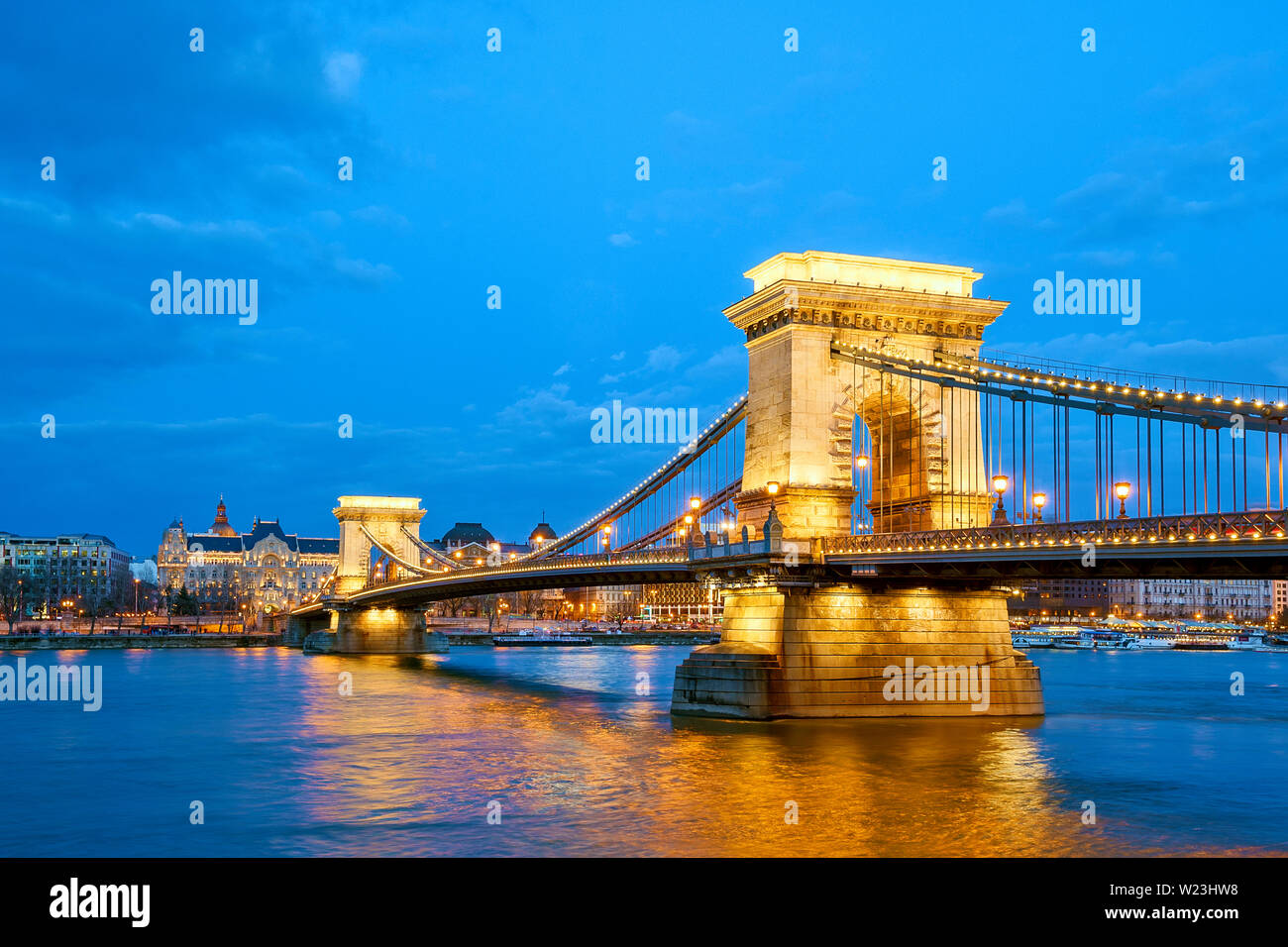 Chain Bridge Budapest Lanchid Four Seasons Hotel Gresham Palace Danube Hongrie Banque D'Images