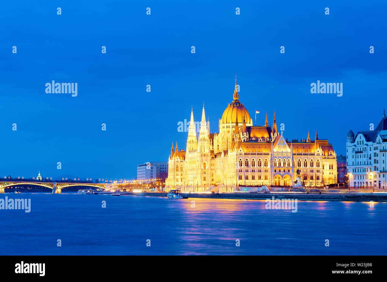 Danube Budapest Hongrie Le parlement hongrois Pont Margaret Banque D'Images