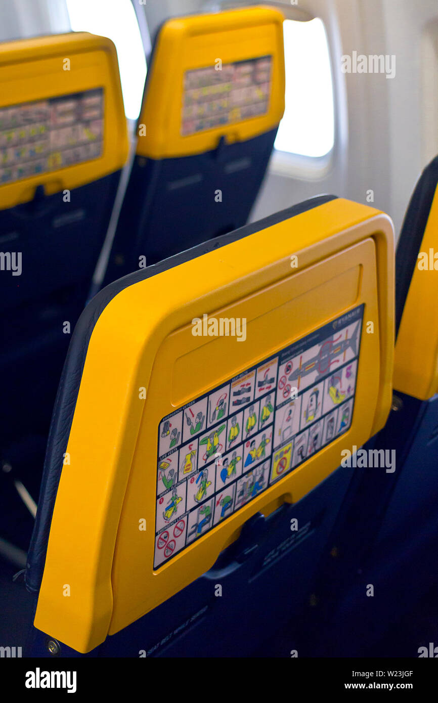Madrid, Espagne - 13 juin 2019 : compagnie aérienne à bas prix Ryanair Boeing des dossiers de siège. Vol de Madrid à Milan un arrière-plan - Banque D'Images
