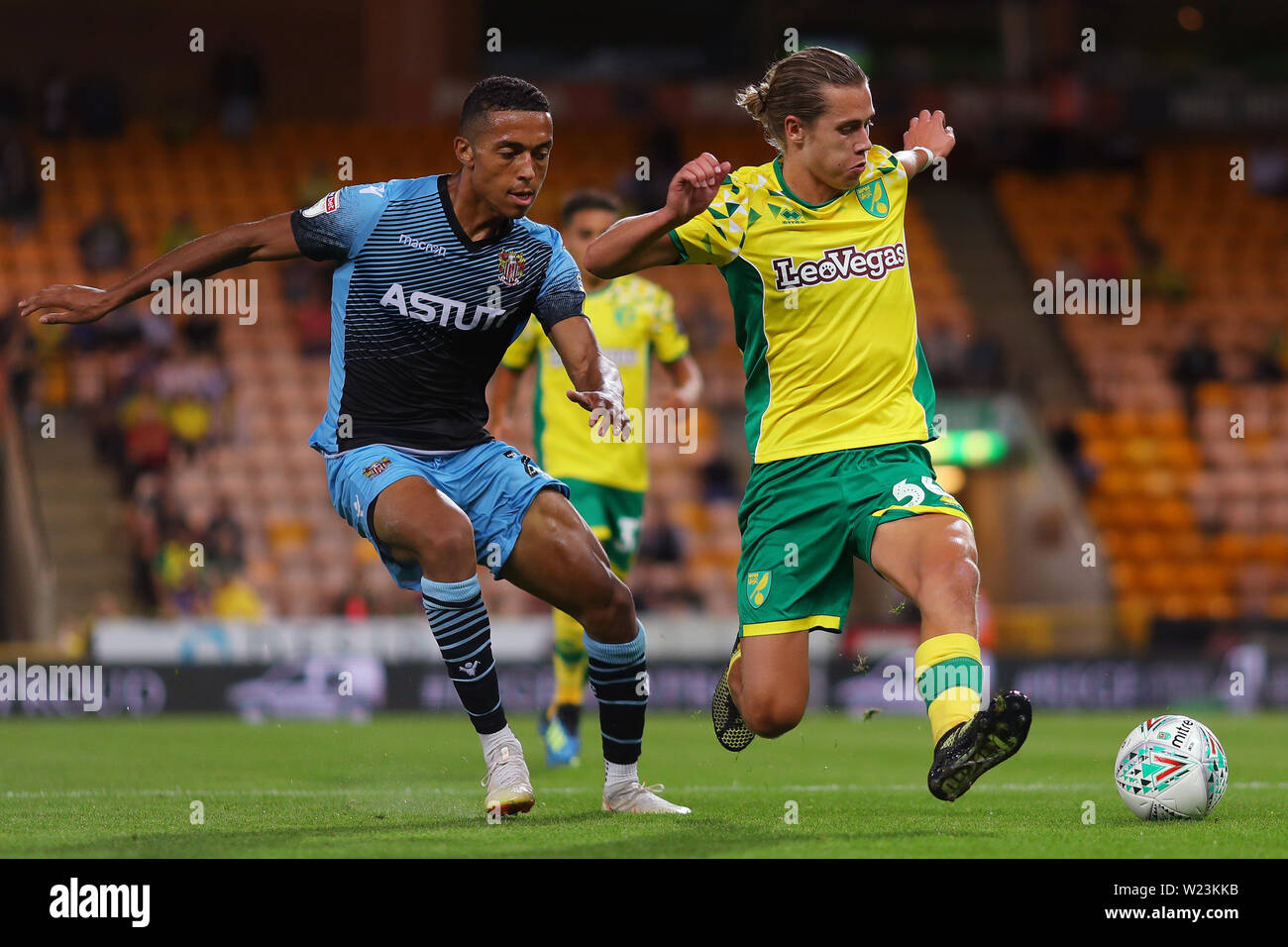 Todd Cantwell de Norwich City ignore passé Alex Reid de Stevenage - Norwich City v Stevenage, Carabao Cup - premier tour, Carrow Road, Norwich - 14 août 2018 Banque D'Images