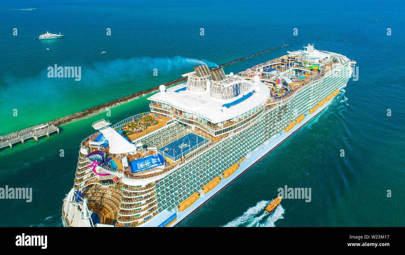 Bateau de croisière MS symphonie de la mer. Royal Caribbean. Le plus grand dans le monde. Banque D'Images Bateau de croisière MS symphonie de la mer. Royal Caribbean. Le plus grand dans le monde. Banque D'Images