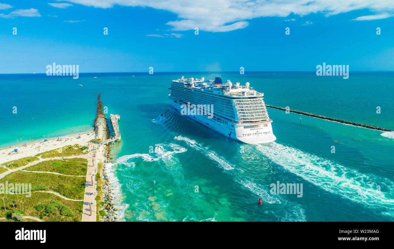 Bateau de croisière Norwegian Bliss entrée de l'océan Atlantique. Miami Beach. La Floride. USA. Banque D'Images