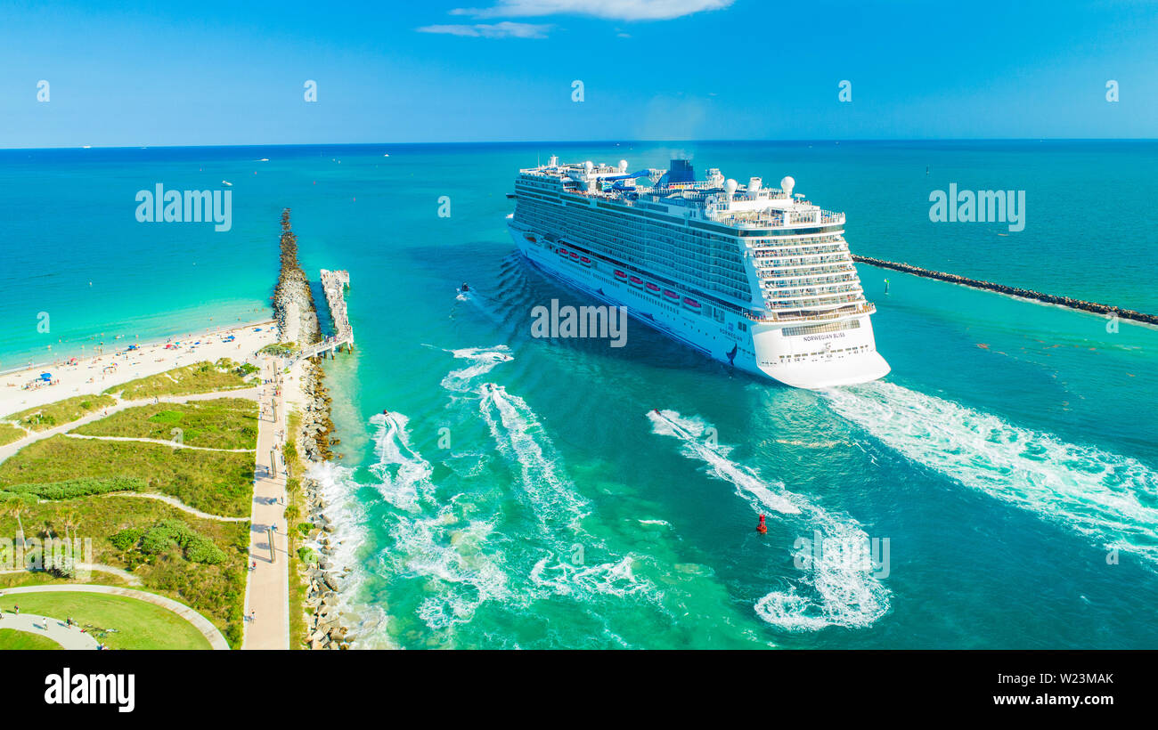 Bateau de croisière Norwegian Bliss entrée de l'océan Atlantique. Miami Beach. La Floride. USA. Banque D'Images