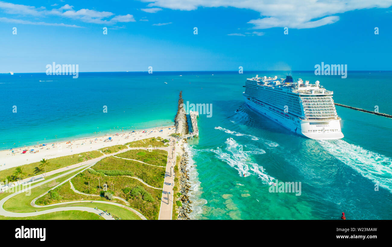 Bateau de croisière Norwegian Bliss entrée de l'océan Atlantique. Miami Beach. La Floride. USA. Banque D'Images