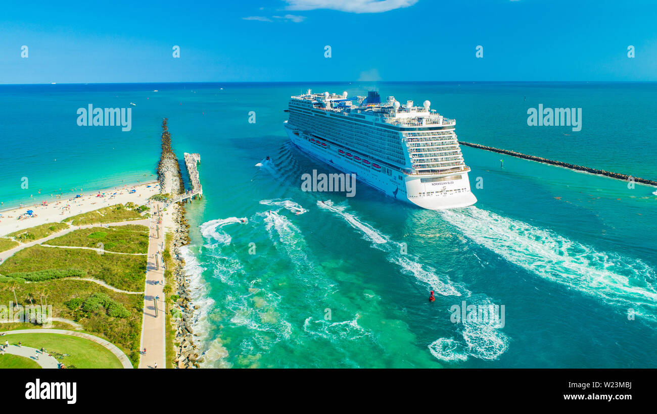 Bateau de croisière Norwegian Bliss entrée de l'océan Atlantique. Miami Beach. La Floride. USA. Banque D'Images