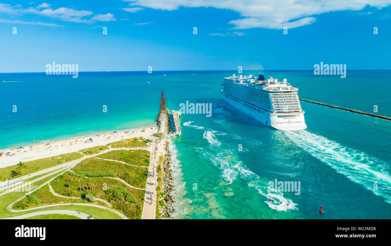 Bateau de croisière Norwegian Bliss entrée de l'océan Atlantique. Miami Beach. La Floride. USA. Banque D'Images