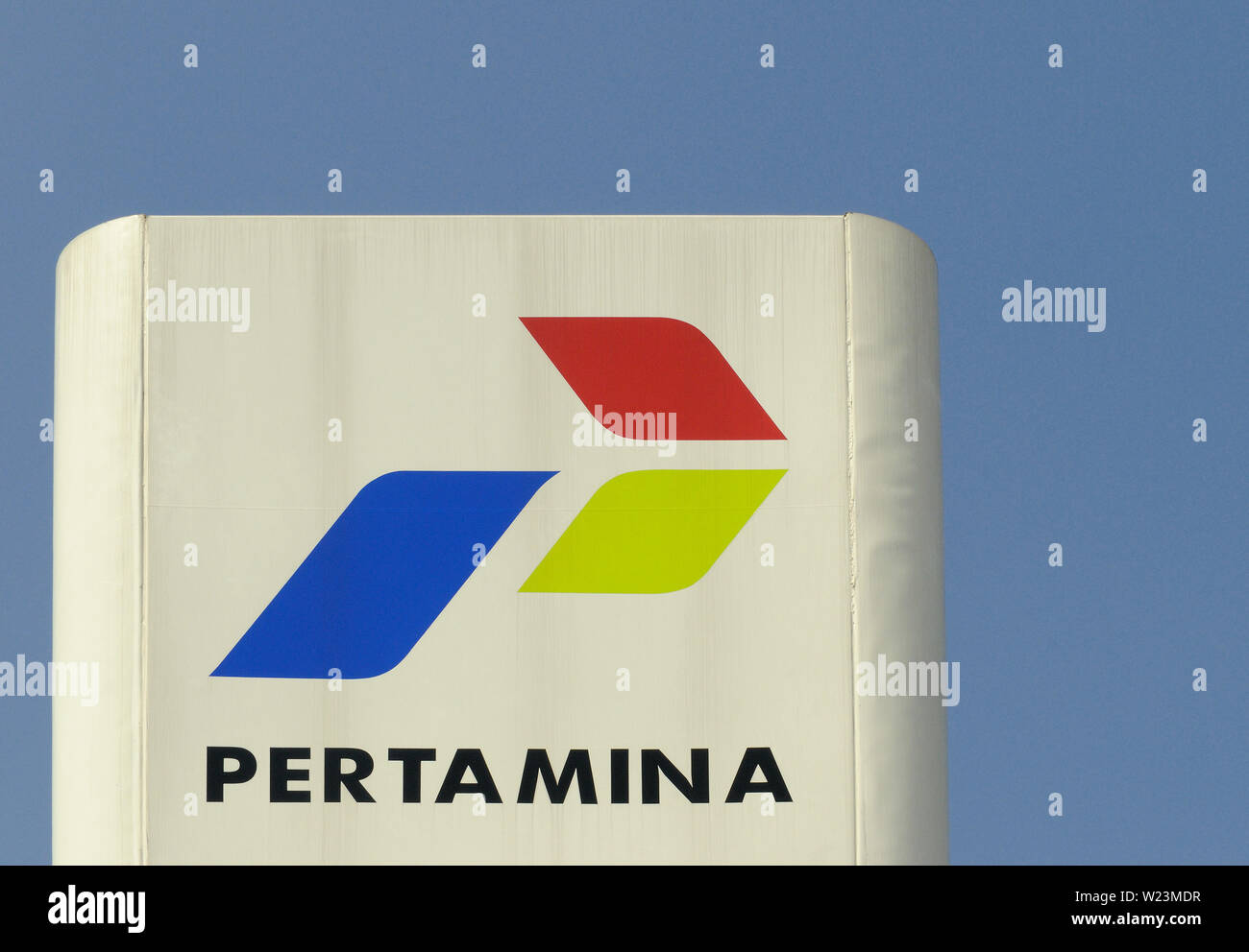 Yogyakarta, Indonésie yogyakarta/di - 28 avril 2009 : le logo pertamina à une station service dans les environs de yogyakarta Banque D'Images