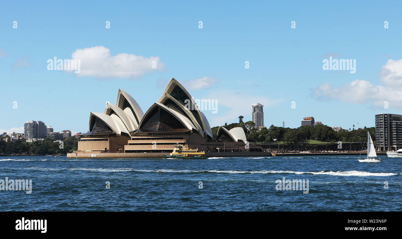 Vue sur le port de l'Opéra de Sydney en Australie. Cet édifice emblématique a ouvert ses portes en 1973 Banque D'Images