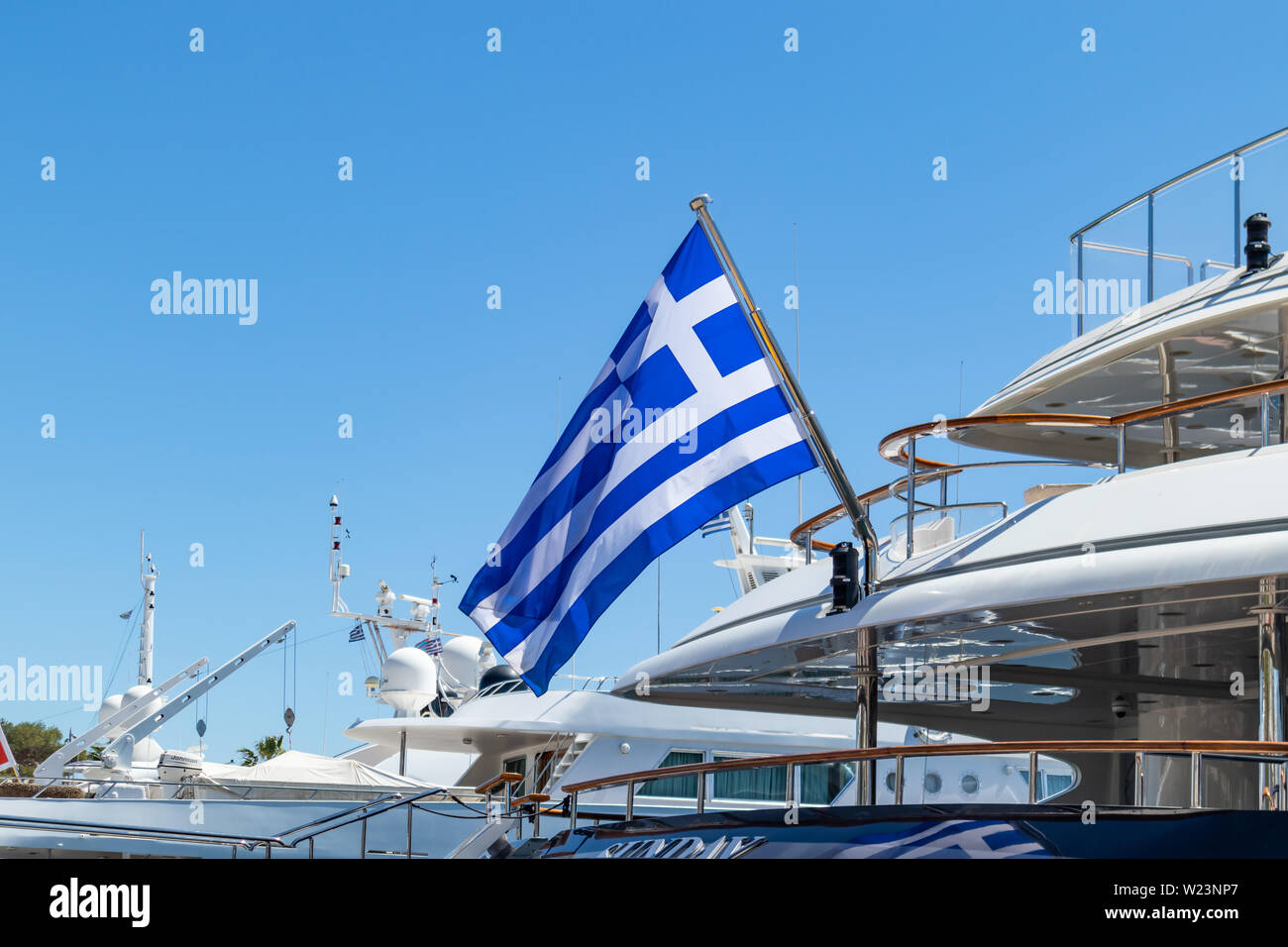 Le 29 avril 2019. Marina Zeas au Pirée, Grèce. Drapeau grec sur stern du navire. Croisière en cours en Grèce. Fond de Ciel bleu et clair, vue en gros plan. Banque D'Images