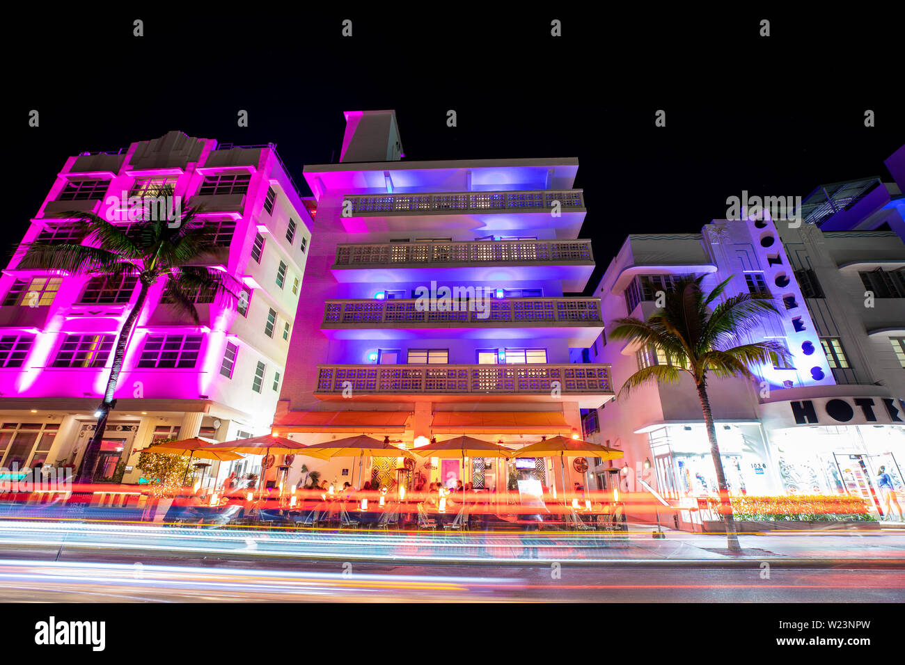 Vue de nuit sur la rue Ocean Drive, l'Art déco et d'hôtels. Banque D'Images