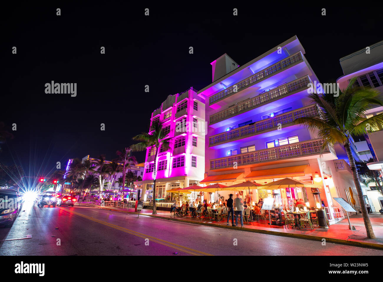 Vue de nuit sur la rue Ocean Drive, l'Art déco et d'hôtels. Banque D'Images