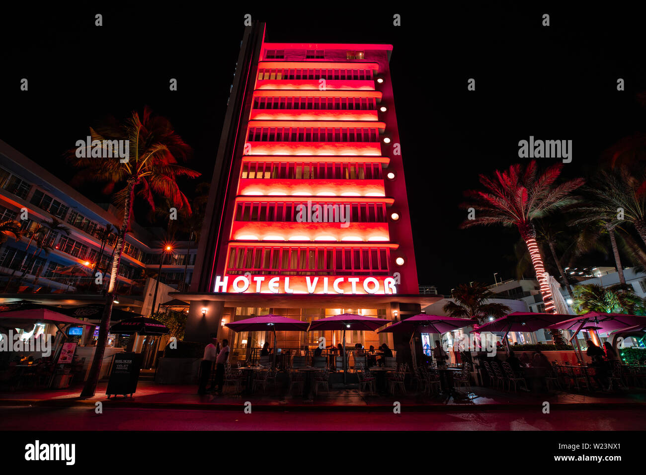 Vue de nuit sur la rue Ocean Drive, l'Art déco et d'hôtels. Banque D'Images