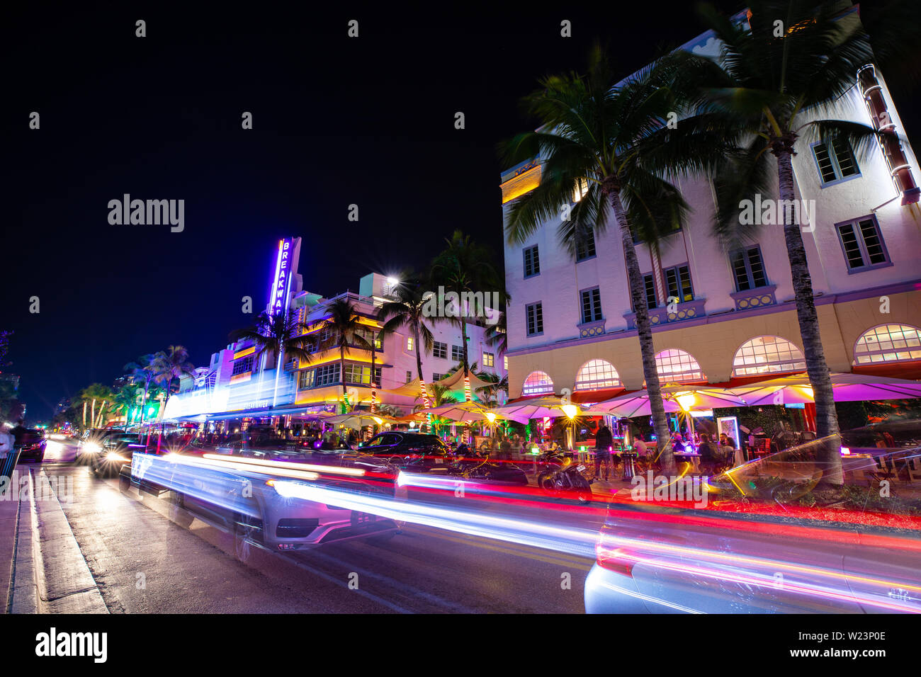 Vue de nuit sur la rue Ocean Drive, l'Art déco et d'hôtels. Banque D'Images