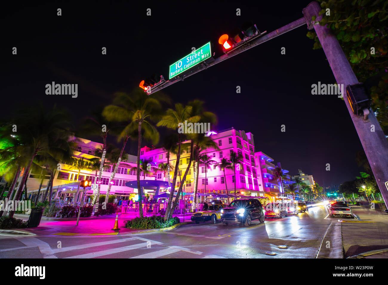 Vue de nuit sur la rue Ocean Drive, l'Art déco et d'hôtels. Banque D'Images