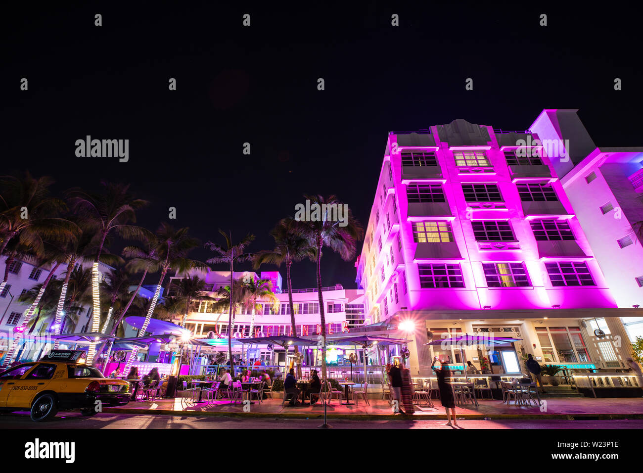 Vue de nuit sur la rue Ocean Drive, l'Art déco et d'hôtels. Banque D'Images