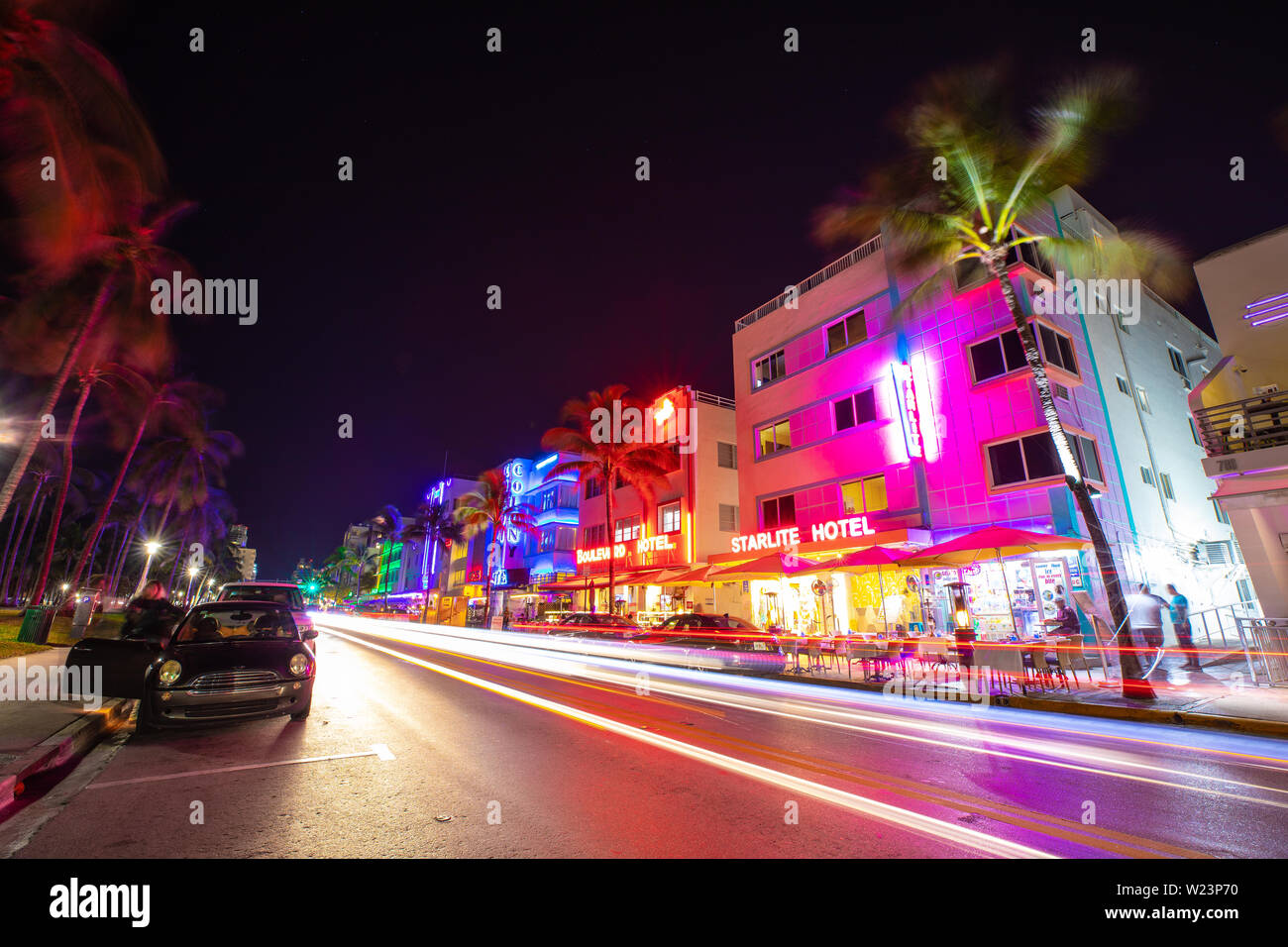 Vue de nuit sur la rue Ocean Drive, l'Art déco et d'hôtels. Banque D'Images