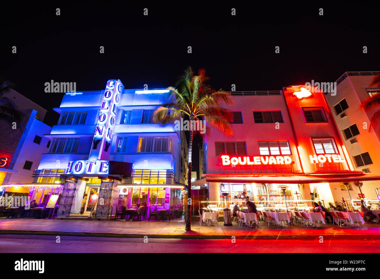 Vue de nuit sur la rue Ocean Drive, l'Art déco et d'hôtels. Banque D'Images