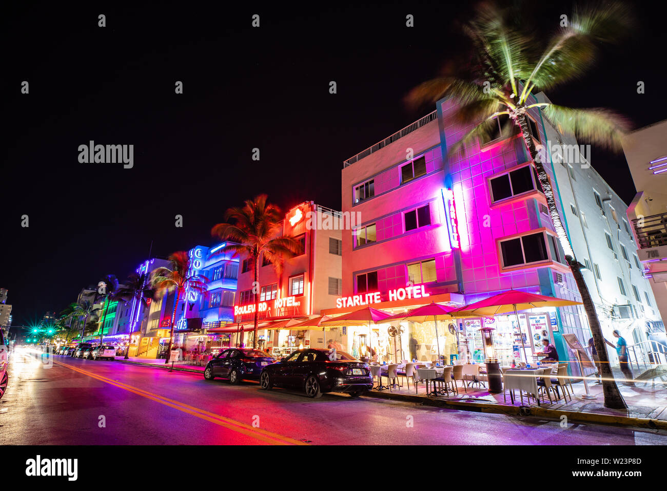 Vue de nuit sur la rue Ocean Drive, l'Art déco et d'hôtels. Banque D'Images