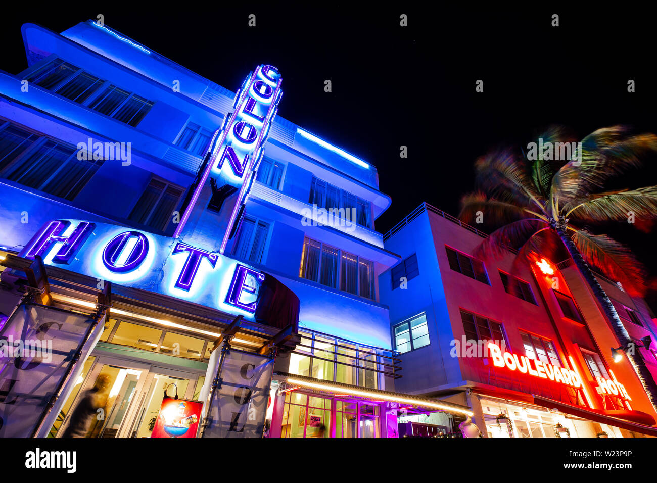 Vue de nuit sur la rue Ocean Drive, l'Art déco et d'hôtels. Banque D'Images