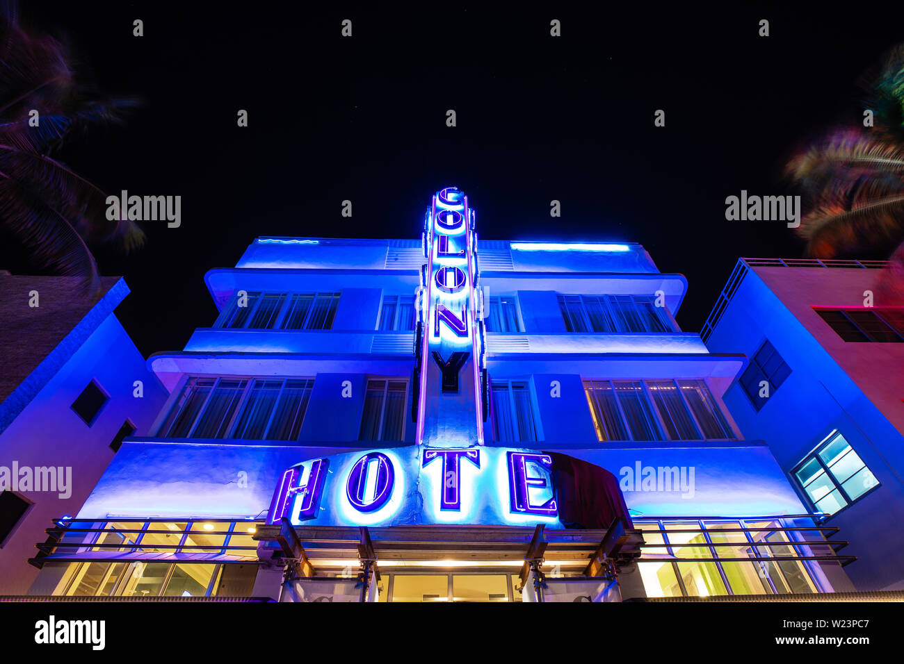 Vue de nuit sur la rue Ocean Drive, l'Art déco et d'hôtels. Banque D'Images