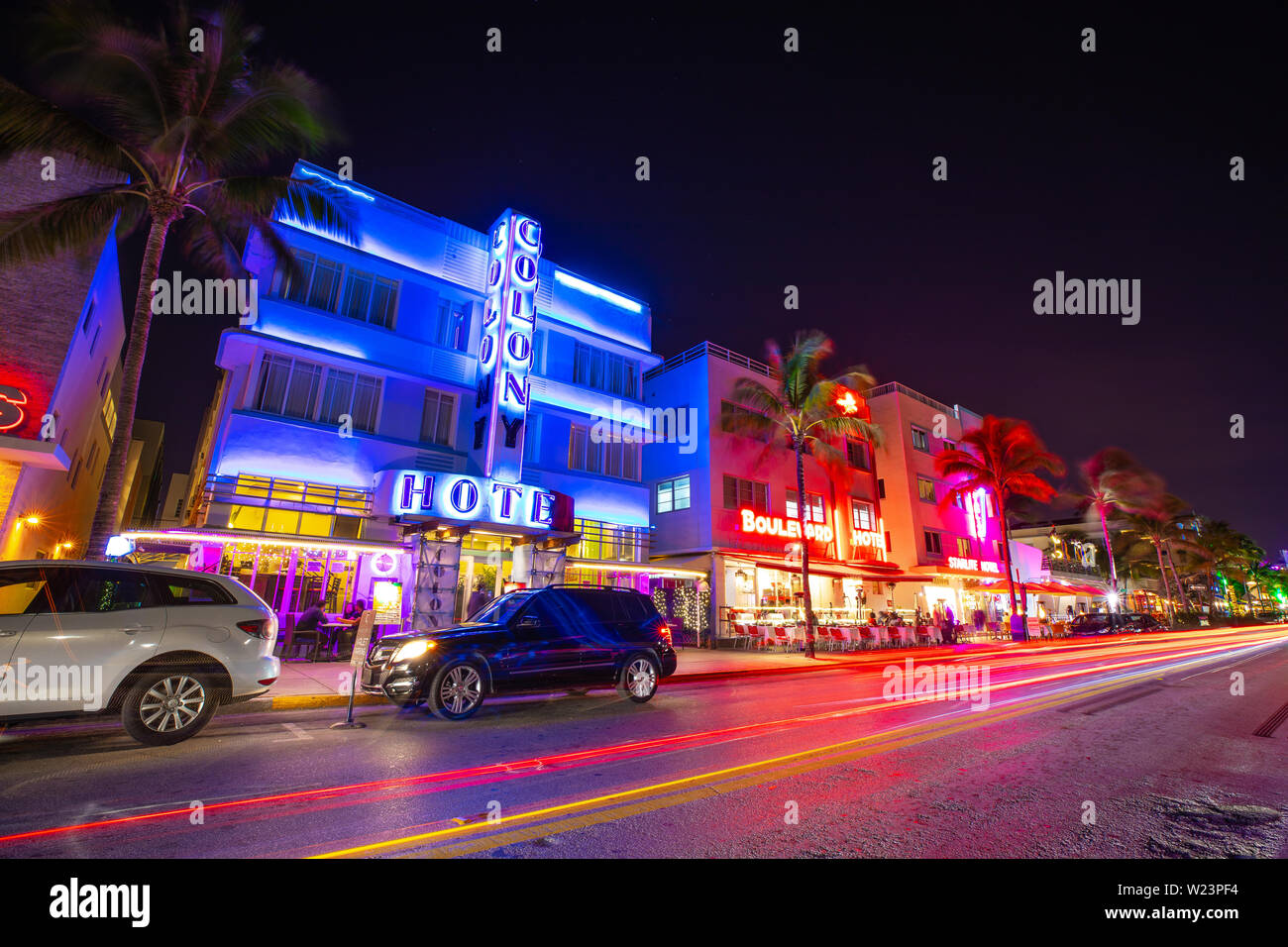 Vue de nuit sur la rue Ocean Drive, l'Art déco et d'hôtels. Banque D'Images