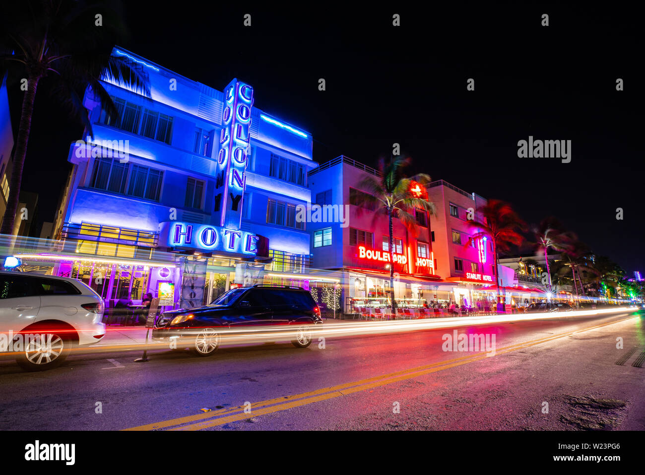 Vue de nuit sur la rue Ocean Drive, l'Art déco et d'hôtels. Banque D'Images