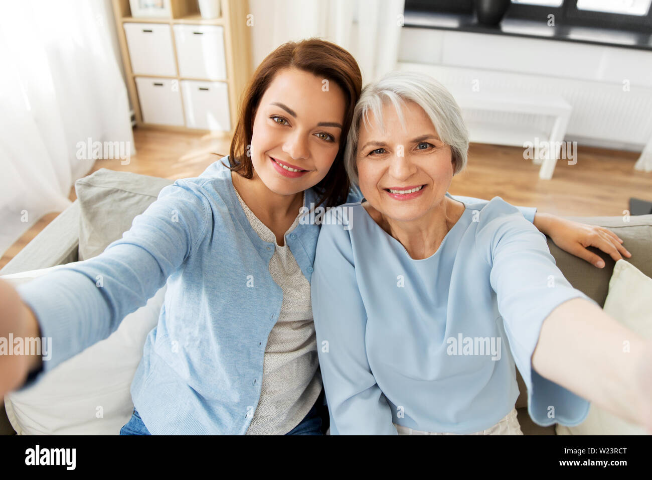 Mère et fille hauts adultes prenant selfies Banque D'Images