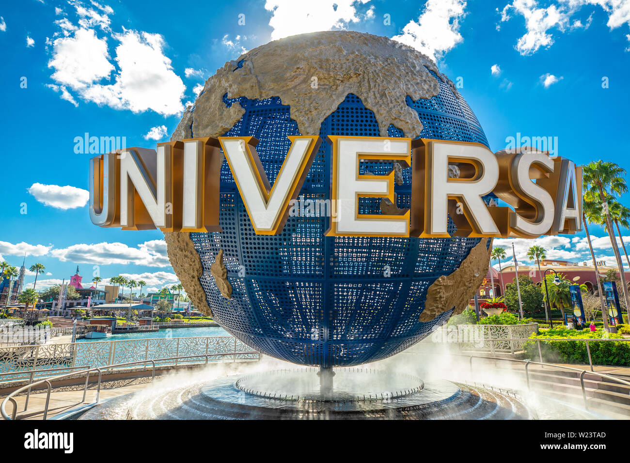 Le célèbre globe universel au parc à thème Universal Studios Florida. Vue de nuit. À pied universel. La Floride. D'Orlando. USA. Banque D'Images Le célèbre globe universel au parc à thème Universal Studios Florida. Vue de nuit. À pied universel. La Floride. D'Orlando. USA. Banque D'Images