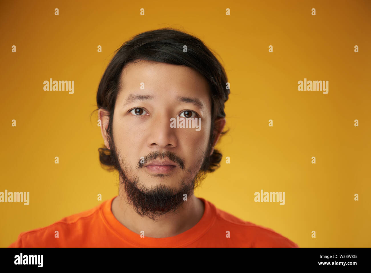 Asian guy headshot sur fond de couleur jaune. Thème homme philippins Banque D'Images