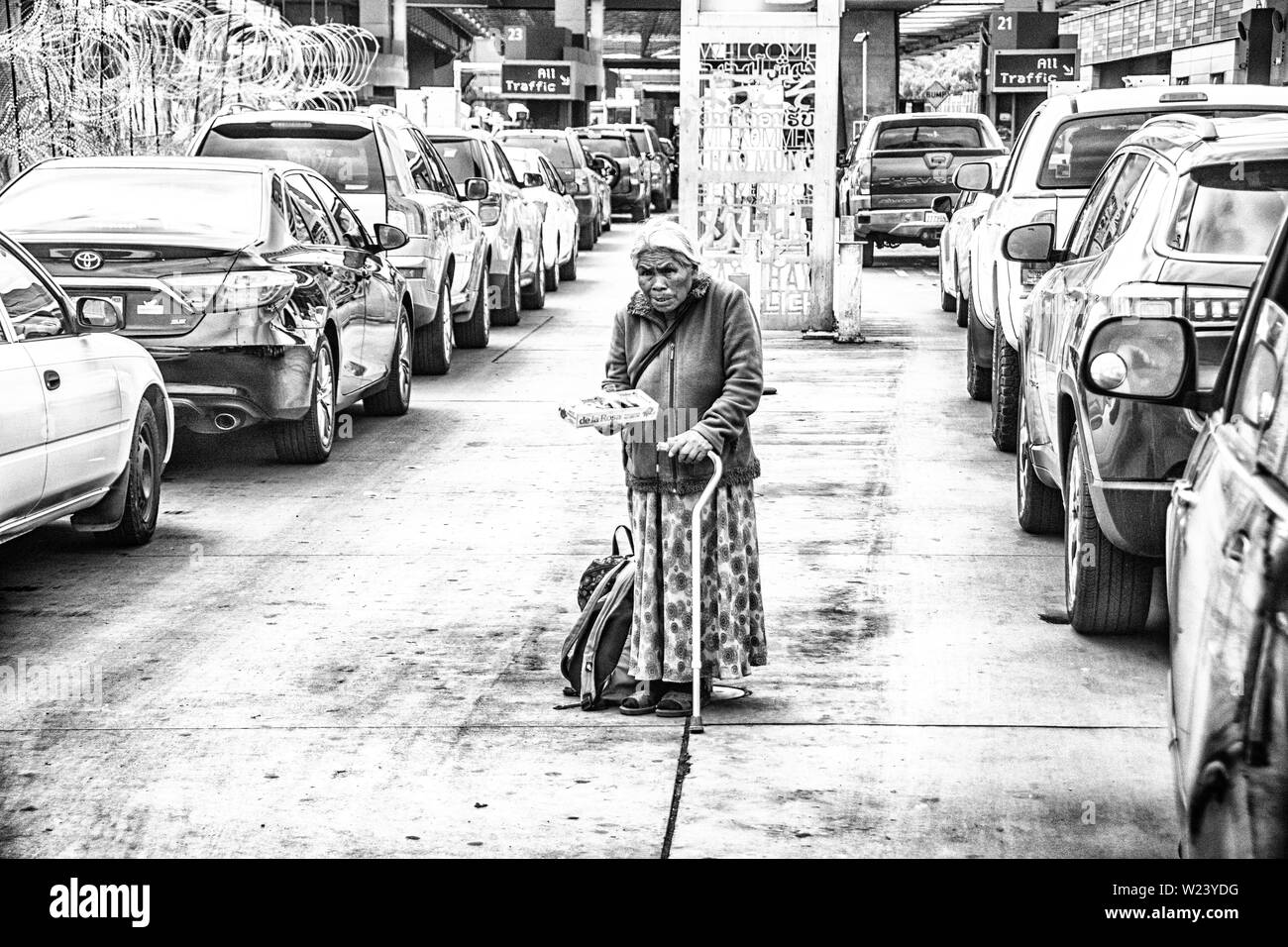 Une vieille femme à vendre des babioles, à la San Ysidro, en Californie et Tijuana, Mexio ; passage de la frontière des États-Unis et du Mexique. Banque D'Images