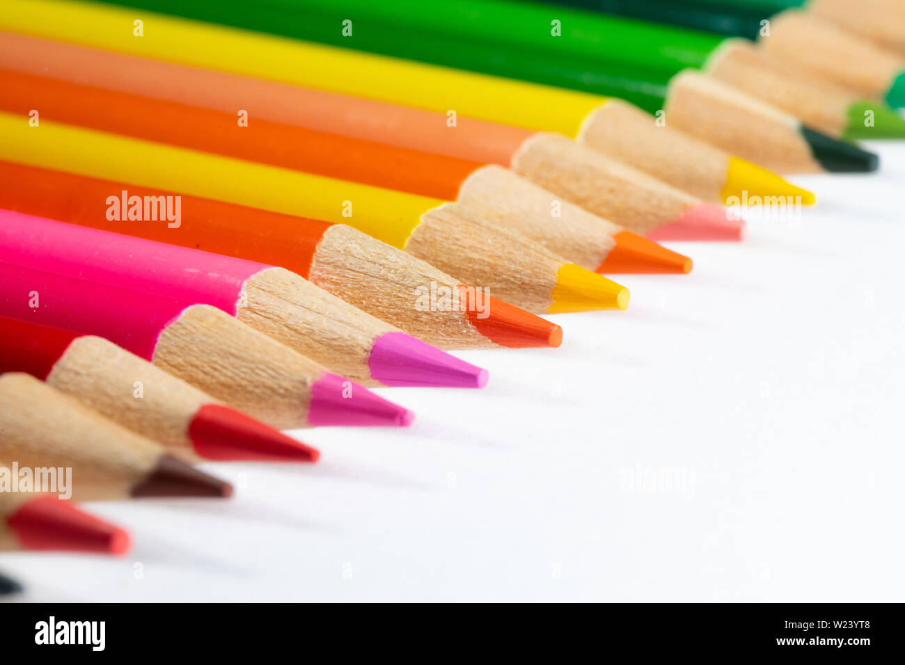 Un ensemble de crayons de couleur pour dessiner la macro photographie. Banque D'Images Un ensemble de crayons de couleur pour dessiner la macro photographie. Banque D'Images