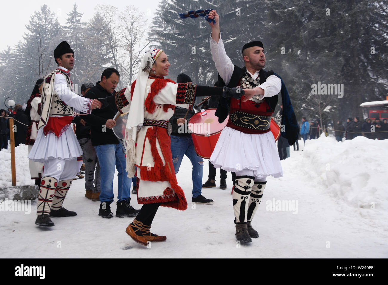 Razlog, Bulgarie - 12 janvier 2019: Les gens en costumes folkloriques bulgares dansent sur les rues enneigées de Razlog pendant le festival folklorique de Starchevata Banque D'Images