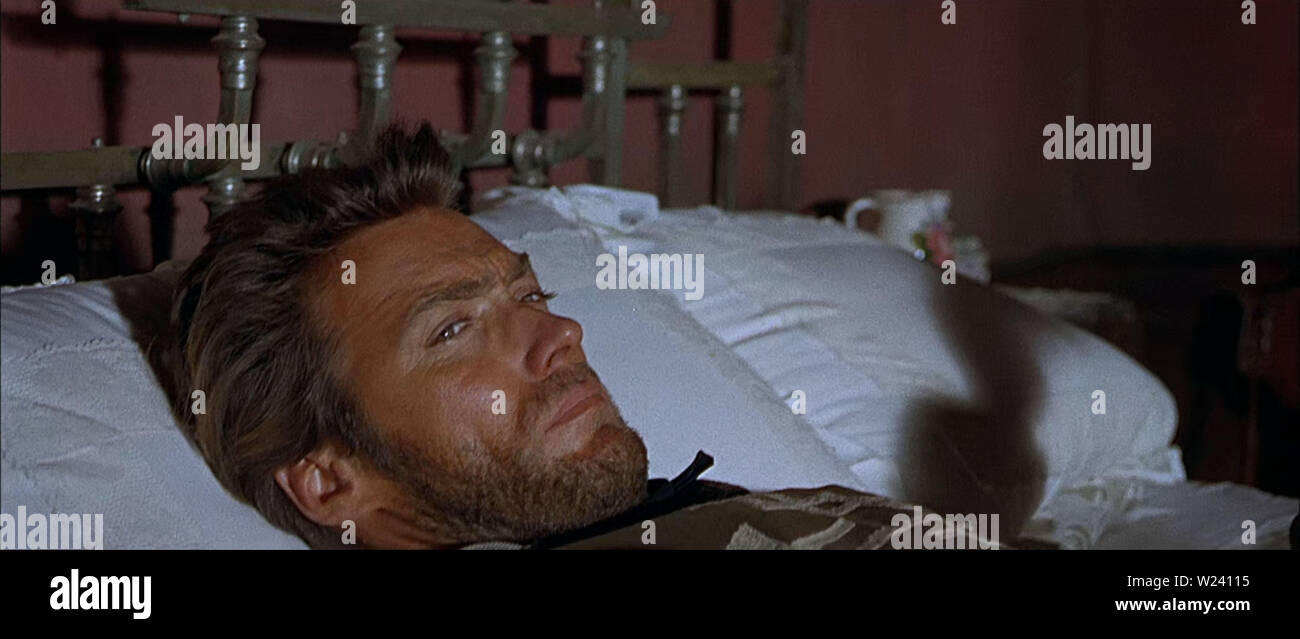 Rome. L'Italie. Mara Krupp et Clint Eastwood dans une scène en ©PEA/United Artists film, pour quelques dollars de plus (titre italien:Par qualche dollaro in piu) (1965) Réalisateur : Sergio Leone Scénario:Sergio Leone et Luciano Vincenzoni Source:Western Ref:CMT110-SLIB030719-001 fourni par LMKMEDIA. Editorial seulement. Vue Support n'est pas le propriétaire du copyright de ces photos ou film plat mais fournit un service reconnu seulement pour les médias. pictures@lmkmedia.com Banque D'Images