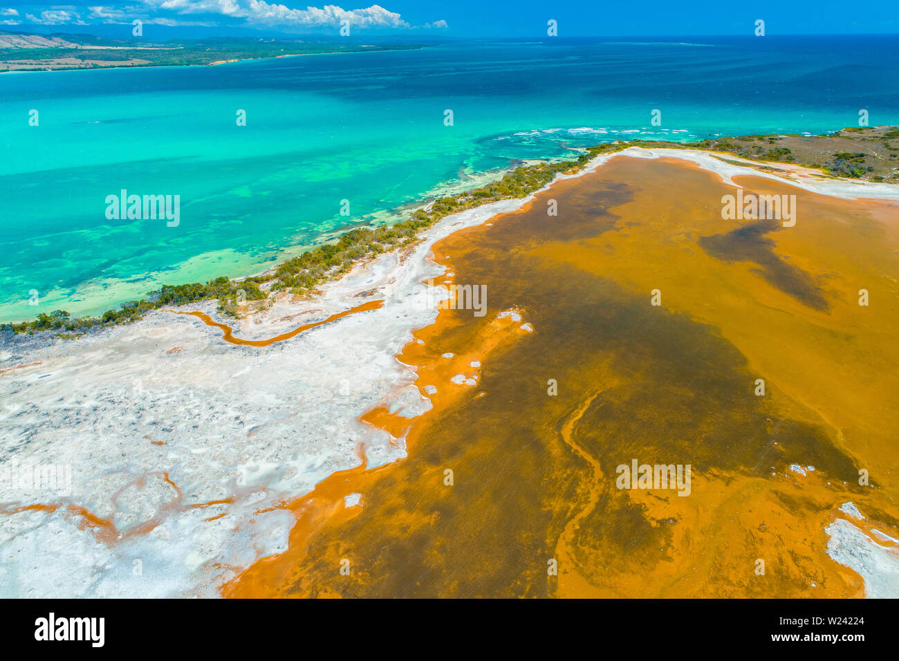 Vue aérienne de Puerto Rico. Faro Los Morrillos de Cabo Rojo. Playa Sucia beach et lacs de sel à Punta Jaguey. Banque D'Images Vue aérienne de Puerto Rico. Faro Los Morrillos de Cabo Rojo. Playa Sucia beach et lacs de sel à Punta Jaguey. Banque D'Images