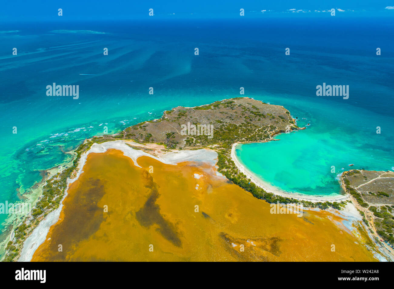 Vue aérienne de Puerto Rico. Faro Los Morrillos de Cabo Rojo. Playa Sucia beach et lacs de sel à Punta Jaguey. Banque D'Images Vue aérienne de Puerto Rico. Faro Los Morrillos de Cabo Rojo. Playa Sucia beach et lacs de sel à Punta Jaguey. Banque D'Images